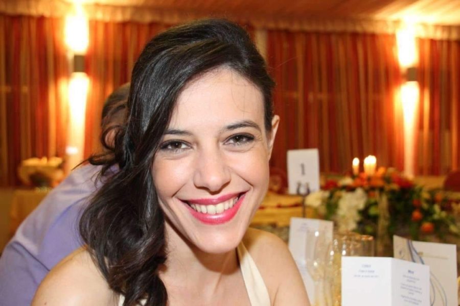 Anabel, abogada con sordera repentina, sonriendo en una fiesta