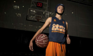 Pablo Hernández posando con el balón bajo el brazo