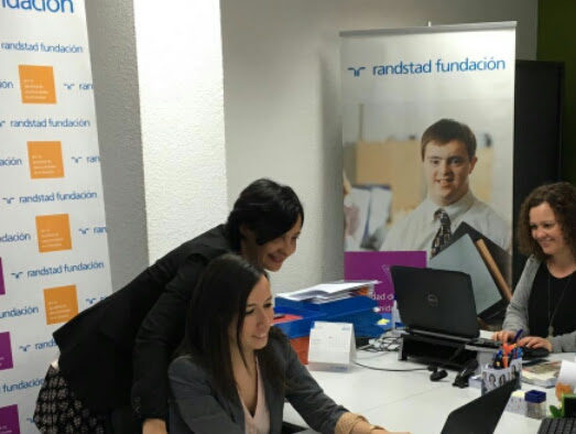 Tres miembros de Fundación Randstad analizando perfiles de trabajadores