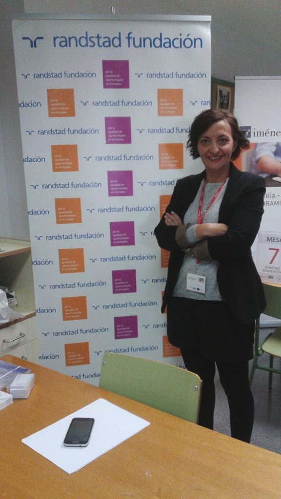 Teresa Cordente junto a un stand de Fundación Randstad