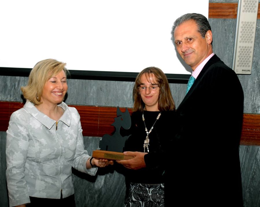 Vicky Bendito recibiendo un premio
