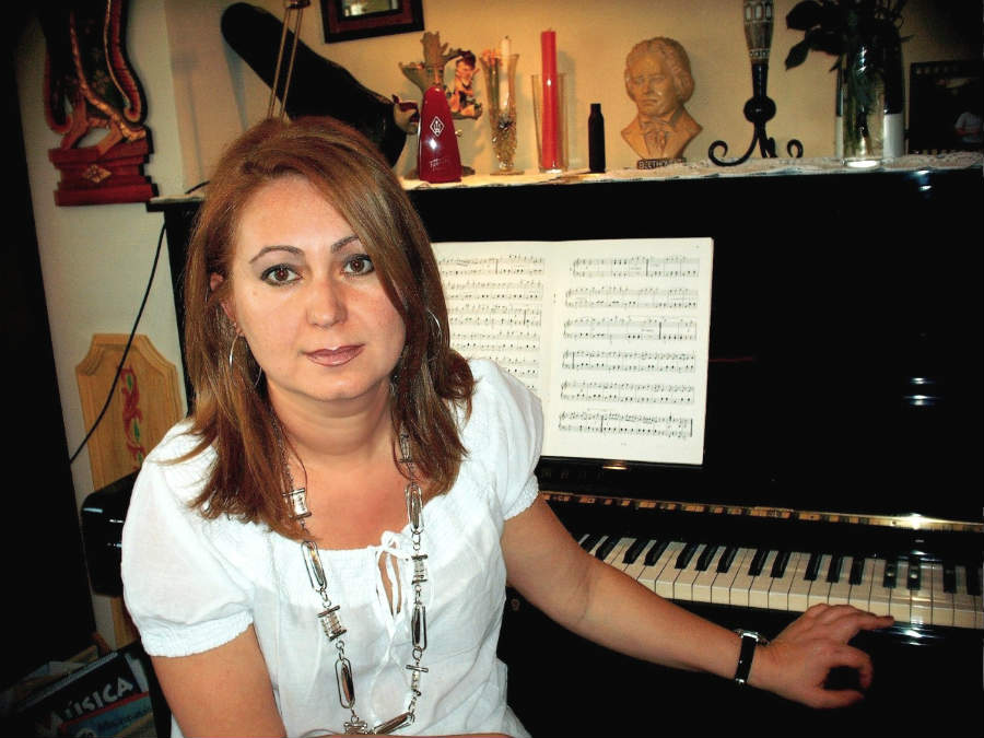 Creadora musiqueando