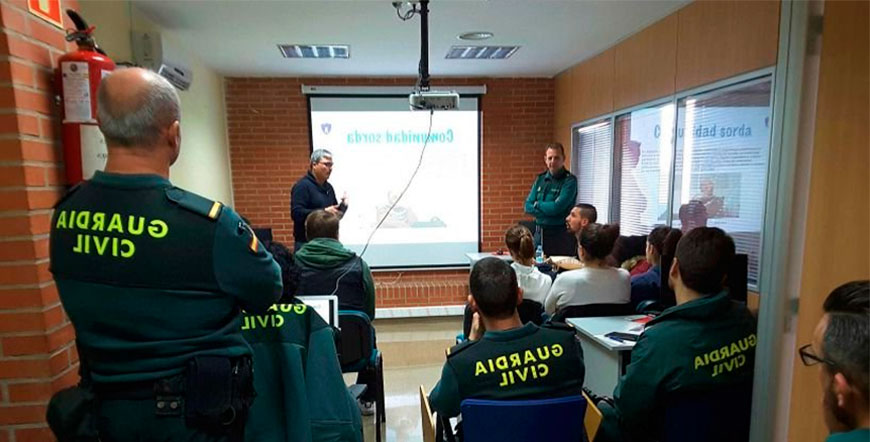 guardia civil aprendiendo la lengua signos