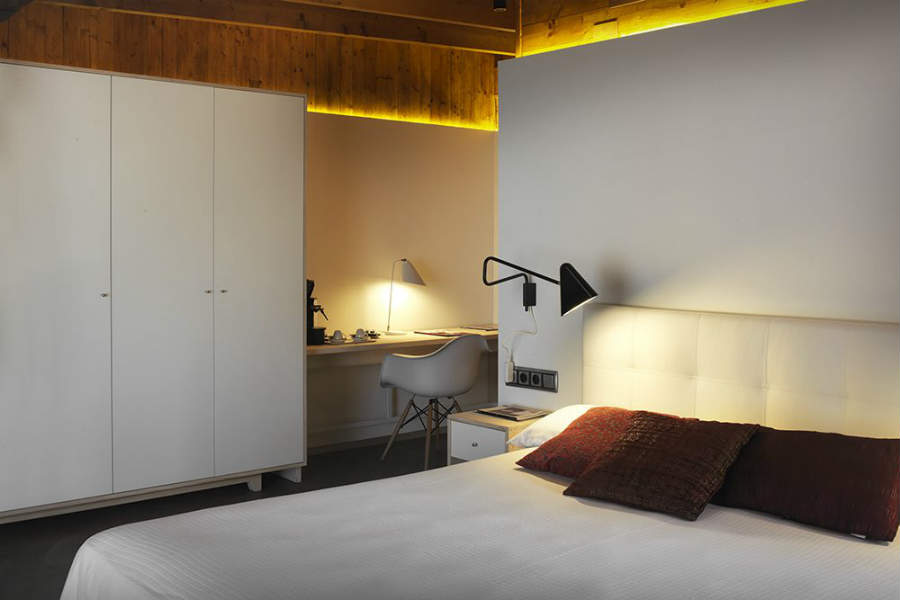 Las habitaciones del Hotel Montsant están adaptadas a personas con pérdida auditiva