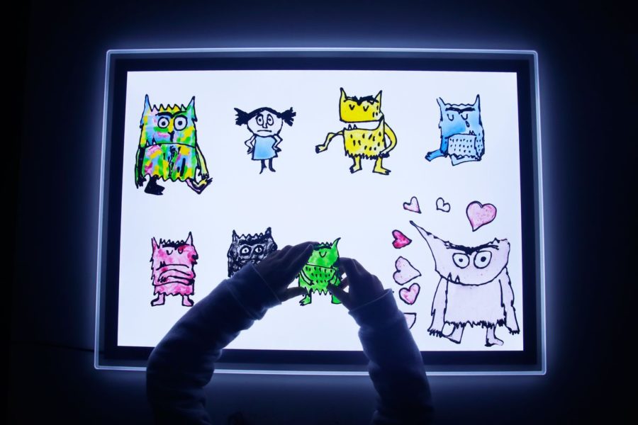 mesa luminosa con dibujos infantiles y texturas para niños sordos