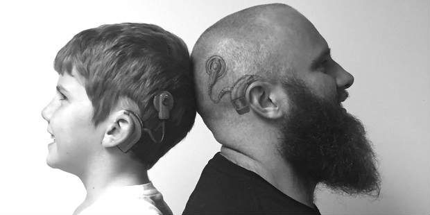 tatuaje-implante-coclear-nino-padre